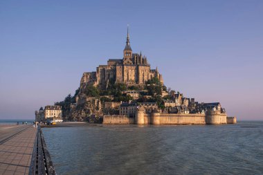 Mont Saint-Michel Normandiya, Fransa 'da deniz ve surlarla
