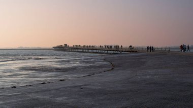 Fransa 'daki Mont Saint-Michel' deki yaya köprüsü ışığa karşı