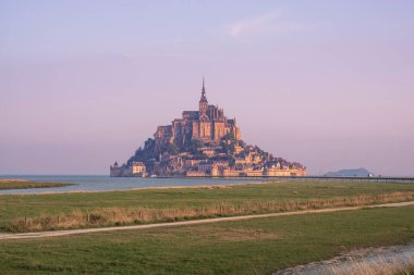 Mont Saint-Michel Normandiya, Fransa 'da deniz ve surlarla