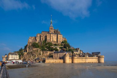 Mont Saint-Michel Normandiya, Fransa 'da deniz ve surlarla