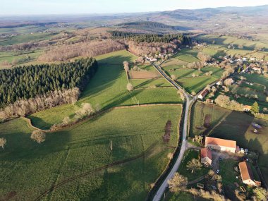 Fransa 'nın Burgundy kentindeki tarlaların, otlakların ve çiftliğin havadan görünüşü