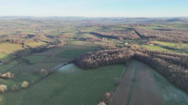 Fransa 'nın Nivre kentindeki tarlaların, çayırların, ormanın, çiftliklerin ve Burgundy' nin havadan görünüşü