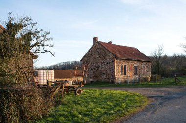 Kışın tarlaları, tarlaları ve ağaçları olan Burgonya manzarası