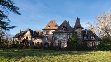 Poil, Nivre, Burgundy, Fransa 'daki terk edilmiş şatonun ayrıntıları.