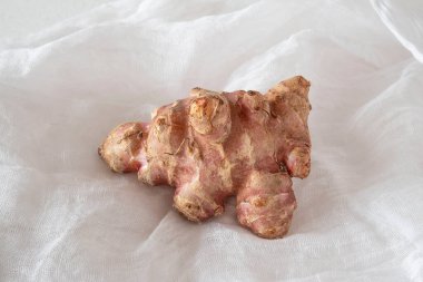 İzole edilmiş mor Kudüs enginarlarının yakın çekimi, üst inambur