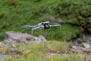 Doğanın üzerinde uçan bir İHA 'nın yakın çekimi