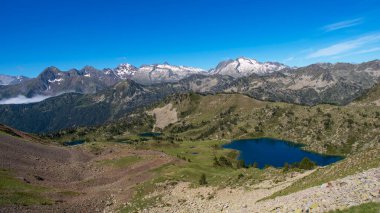 Yaz aylarında Fransa 'daki Pireneler' de ormanlar, ağaçlar ve tepelerle dolu bir dağ gölü.