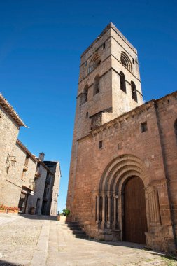 İspanya 'nın Pireneler kentindeki ortaçağ şehri Ainsa' nın mimarisi.