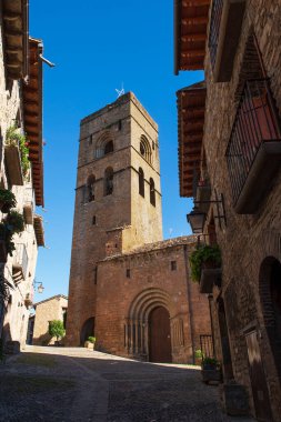 İspanya 'nın Ainsa kentindeki mimar ve kilise
