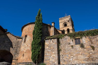 İspanya 'nın Ainsa kentindeki mimar ve kilise