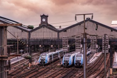 Paris, Fransa 'daki Gare Saint Lazare' de, trenleri peron raylarına park etmiş.