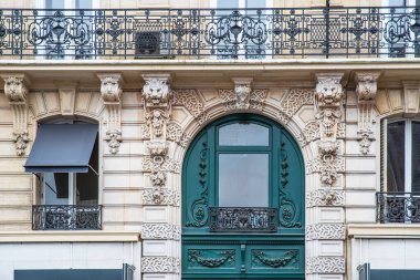 Fransa, Paris 'teki eski bir binanın pencere ve balkonunun dış mimarisinin ayrıntıları.