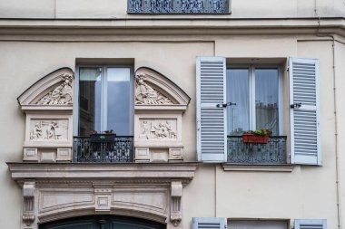 Fransa, Paris 'teki eski bir binanın pencere ve balkonunun dış mimarisinin ayrıntıları.