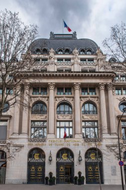 Ulusal Ordu, Donanma ve Hava Kuvvetleri Kulübü 'nün Fransızca' da şu tabelayla kurulması: Ulusal Ordu, Deniz ve Hava Kuvvetleri Kulübü