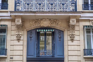 Fransa, Paris 'teki eski bir binanın pencere ve balkonunun dış mimarisinin ayrıntıları.