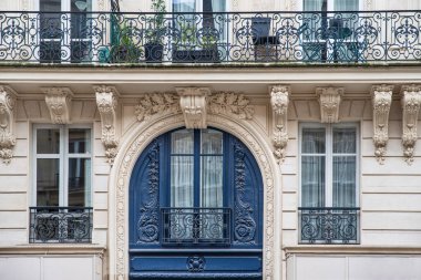 Fransa, Paris 'teki eski bir binanın pencere ve balkonunun dış mimarisinin ayrıntıları.