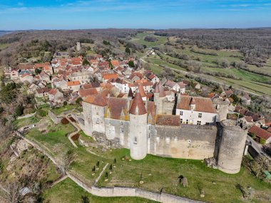 Burgundy, Fransa 'daki Chteauneuf Kalesi ve köyün hava manzarası