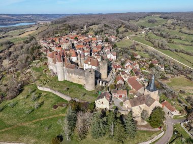 Burgundy, Fransa 'daki Chteauneuf Kalesi ve köyün hava manzarası