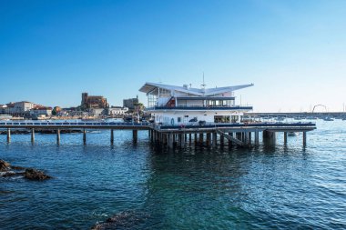 İspanya 'nın Castro Urdiales şehrinde mimarlık ve deniz cephesi