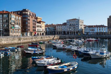 Küçük balıkçı tekneleri ve İspanya 'nın Castro Urdiales kentinin mimarisi olan liman.