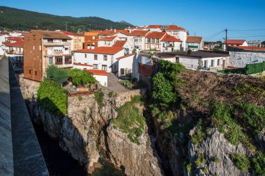 İspanya 'nın Castro Urdiales kentinin mimarisi.