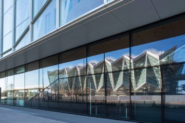 Saclay, Essonne / Fransa - 03 / 29 / 2025: Paris bölgesindeki Paris-Saclay kampüsünün hava metro istasyonunun modern binasının yansıması