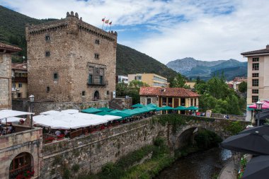 İspanya 'nın Potes kasabasındaki Cantabria' nın tipik ortaçağ mimarisi, pitoresk eski evler