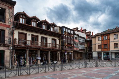 İspanya 'daki Picos de Europa parkındaki Riano kasabasının tipik ev mimarisi.,