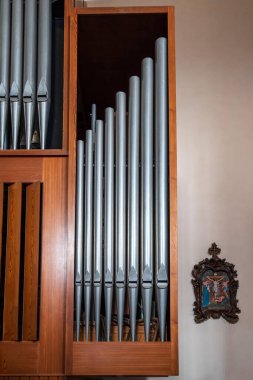 İspanya 'da bir kilisede eski bir org.