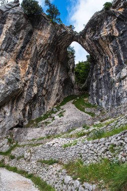 Cares 'daki dağ manzarası, kayalık kayalıkları ve bitki örtüsüyle İspanya' da tıka basa doludur.