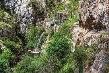 Cares 'daki dağ barajı kayalık kayalıkları ve bitki örtüsüyle İspanya' da dolup taşıyor.