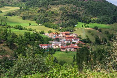 İspanya 'nın Picos de Europa Ulusal Parkı' ndaki kırsal dağ köyü