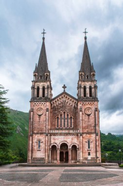 İspanya, Asturias 'taki Covadonga Bazilikası' nın dışı.