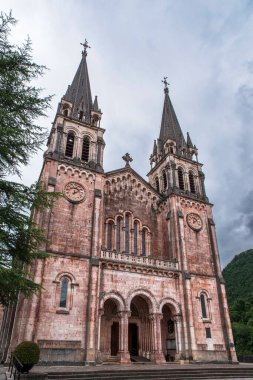 İspanya, Asturias 'taki Covadonga Bazilikası' nın dışı.