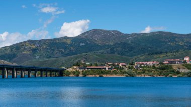İspanya 'nın Riano şehrindeki Picos de Europa Parkı' ndaki kasaba ve dağ gölü.