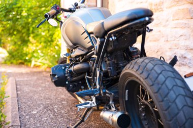 Arka tarafta park etmiş bir motosikletin yakın çekimi.