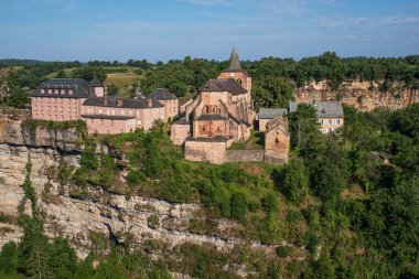 Fransa 'nın güneyindeki Bozul ev ve kilisesinin mimarisi.