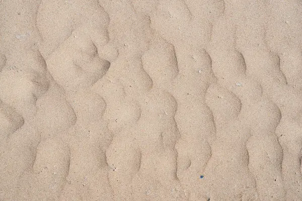 Sahilde dalgalanmalar oluşturan ince kum dokusu.