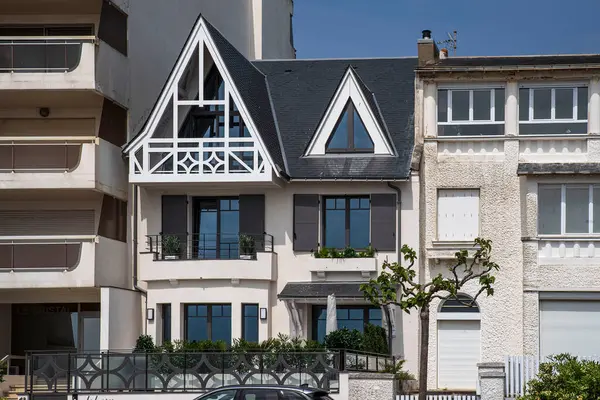 Brittany, Fransa 'daki tipik eski evlerin mimari detayları