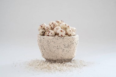 Kabarık nilüfer tohumu, Makhana, egzotik bir sebze bileşeni.