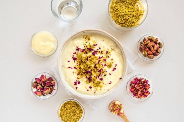 Kabarık nilüfer tohumlu bir tabağa yakın çekim, makana, krema, çorba ya da sebze.