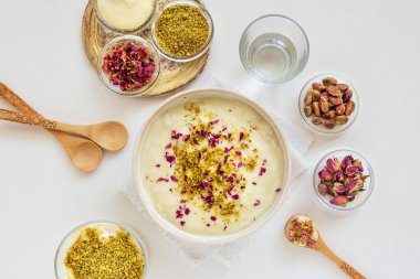 Kabarık nilüfer tohumlu bir tabağa yakın çekim, makana, krema, çorba ya da sebze.