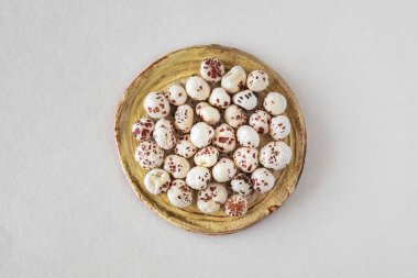 Kabarık nilüfer tohumu, Makhana, egzotik bir sebze bileşeni.