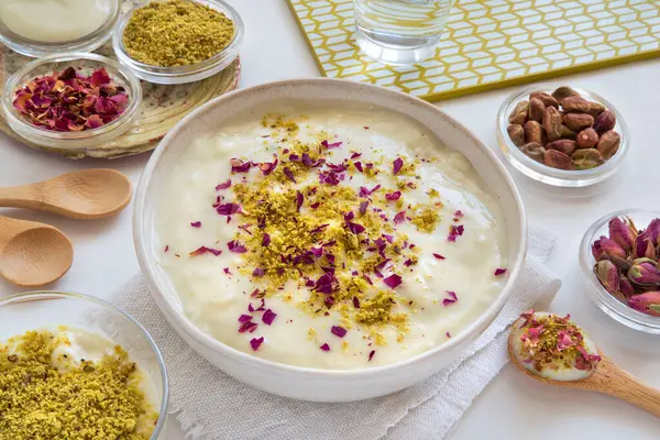 Kabarık nilüfer tohumlu bir tabağa yakın çekim, makana, krema, çorba ya da sebze.