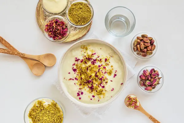 Kabarık nilüfer tohumlu bir tabağa yakın çekim, makana, krema, çorba ya da sebze.