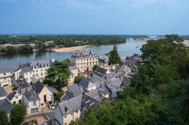 Loire Nehri kıyısında, Fransa 'da Loire Vadisi' nde Saumur kasabasının panoraması.