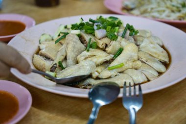 Ipoh buğulanmış beyaz tavuk pilavı. Turistler arasında popüler olan ve fasulye filizi ve yağlı pirinç ile servis edilen ünlü Malezya Çin mutfağı..