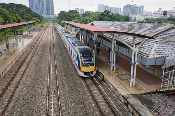 Kuala Lumpur, Malezya - 19 Aralık 2023: KTM Komuter treni sabah Petaling istasyonuna varacak..