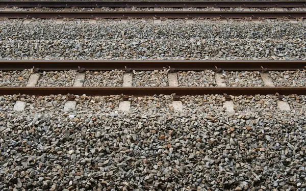 Boş yatay tren rayları çakıllı.