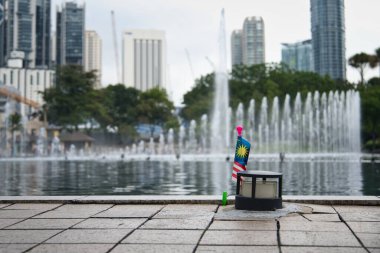 Kuala Lumpur, Malezya - 19 Aralık 2023: Malezya bayrağı, KLCC park çeşmesindeki Jalur Gemilang ve arka planda yüksek binalar.
